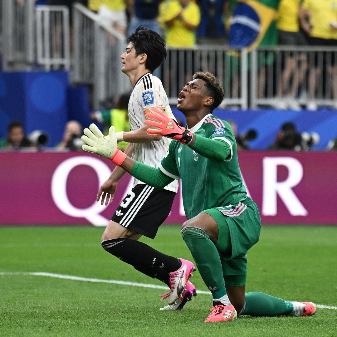 Zion Suzuki, de Japón , luce abatido tras el segundo gol de Brasil, anotado por Gabriel Martinelli. Foto: Reuters